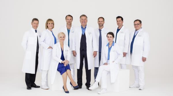 Bild 1 von 4: Das Ärzteteam der Sachsenklinik: (v.l.n.r.) Dr. Rolf Kaminski (Udo Schenk), Dr. Lea Peters (Anja Nejarri), Dr. Kathrin Globisch (Andrea Kathrin Loewig), Dr. Martin Stein (Bernhard Bettermann), Dr. Roland Heilmann (Thomas Rühmann), Chefarzt Dr. Kai Hoffmann (Julian Weigend), Dr. Maria Weber (Annett Renneberg), Dr. Philipp Brentano (Thomas Koch), Dr. Hans-Peter Brenner (Michael Trischan).