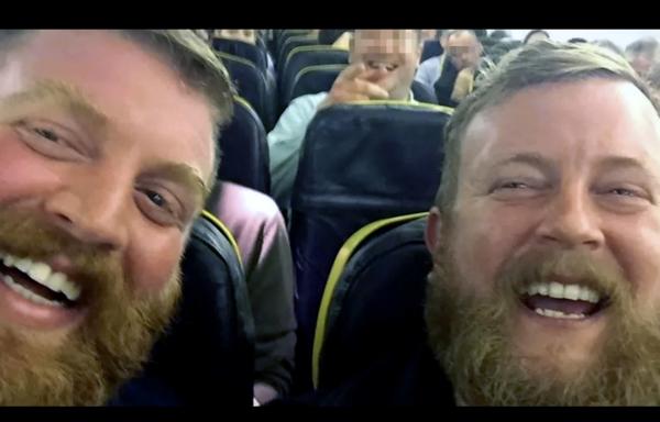 Bild 1 von 2: Zum Verwechseln ähnlich: Der Zufall sorgte dafür, dass diese beiden Männer in einem Flugzeug nebeneinandersaßen.