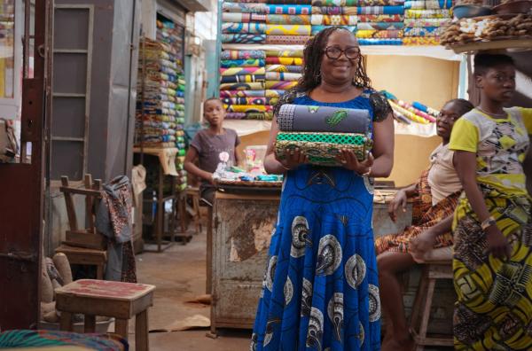 Bild 1 von 3: Marthe Hounkponou Noudogbessi verkauft traditionelle Textilien und kämpft darum, die komplexe Geschichte dieser Stoffe weiterzuführen, die zu Symbolen der westafrikanischen Kulturen geworden sind.