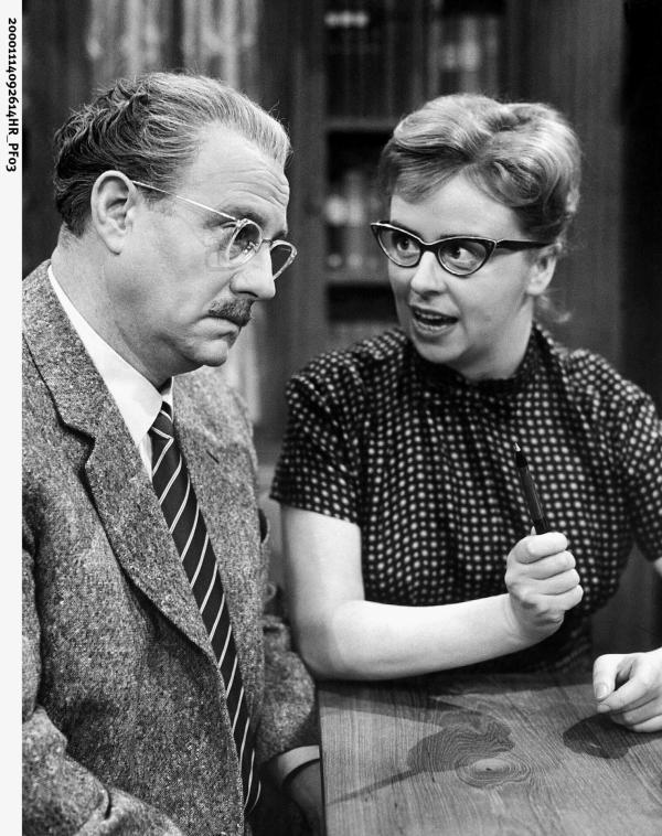 Bild 1 von 1: Fräulein Flockenbusch (Dorle Hintze) fühlt sich obenauf - Herr Hesselbach (Wolf Schmidt) scheint endlich eingesehen zu haben, dass sie ihm über ist.