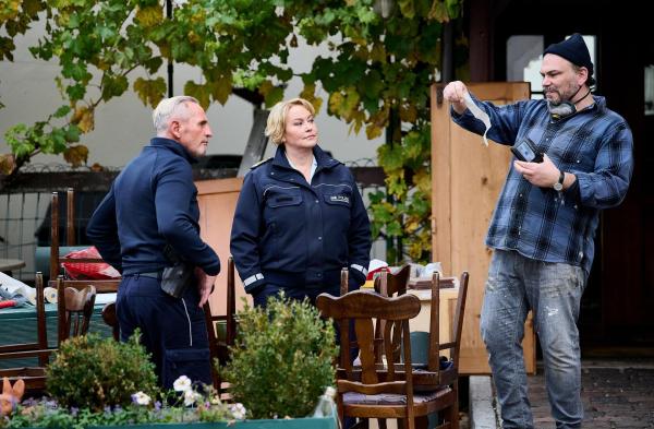 Bild 1 von 1: Im Bild: Als Dirk Hassebrock (Raphael Rubino, r.) von Nele (Floriane Daniel, M.) und Paul Schott (Tim Wilde, l.) erfährt, dass Richard Röhmke ermordet wurde, gibt er sich unschuldig und kann ein Alibi vorweisen.
