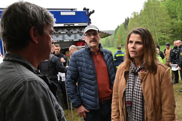 Bild 1 von 13: Corinna Ott (Katharina Wackernagel, r.) und Ralph Ott (Götz Schubert, M.) sind entsetzt, dass Frank Ott (Peter Schneider, l.) sich nicht an der Suche nach seiner vermissten Tochter beteiligen möchte.