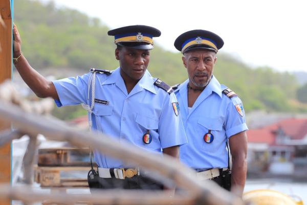 Bild 1 von 6: J.P. (Tobi Bakare, l.) und Dwayne Myers (Danny John-Jules, r.) sind im Einsatz. Welche Indizien finden sie auf dem Boot?