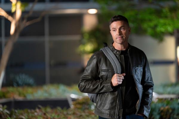 Bild 1 von 4: Officer Tim Bradford (Eric Winter) bekommt den Rookie Seth Ridley zugeteilt, der mit seiner Berufserfahrung prahlt. Daher nimmt Bradford ihn genau unter die Lupe.