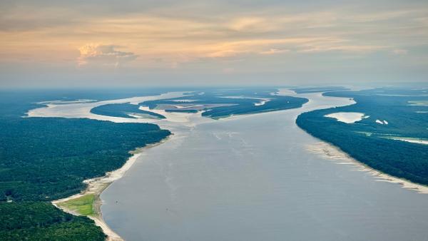 Bild 1 von 4: Abendstimmung am Rio Negro - aus der Perspektive eines Paramotor-Piloten noch viel spektakulärer.