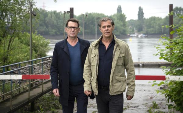 Bild 1 von 2: Die Lübecker Kommissare Finn Kiesewetter (Sven Martinek, r.) und Lars Englen (Ingo Naujoks, l.)