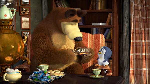 Bild 1 von 4: Der Bär bestaunt Pinguins Buddelschiff.