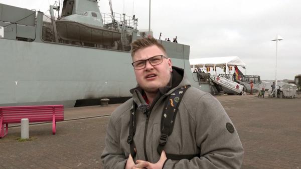 Bild 1 von 1: Am Rostocker Hafen faszinieren Damian die großen Schiffe der Marine. Ob der Transmann am Ende doch noch einen anderen beruflichen Weg einschlägt?