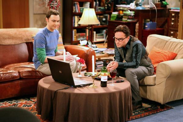 Bild 1 von 20: Da Leonard (Johnny Galecki, r.) seine Beziehung mit Priya via Skype fortsetzt, flüchtet Sheldon (Jim Parsons, l.) aus seiner Wohnung zu Penny. Doch wie wird sie darauf reagieren?