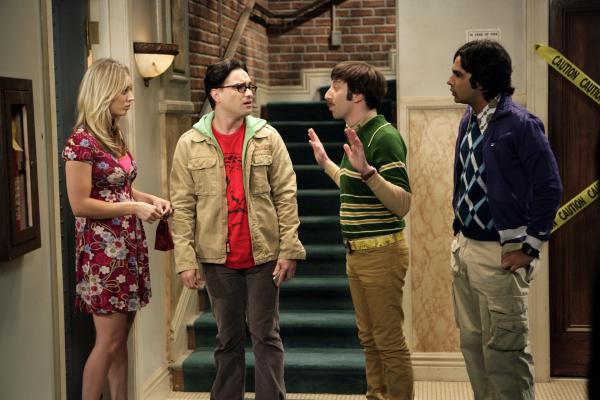Bild 1 von 31: Nachdem Sheldon zu seiner Mutter nach Texas gereist ist, um sich nicht weiter demütigen zu lassen, ist Penny (Kaley Cuoco, l.) der Meinung, dass Leonard (Johnny Galecki, 2.v.l.), Howard (Simon Helberg, 2.v.r.) und Raj (Kunal Nayyar, r.) sich bei ihm entschuldigen sollen ...