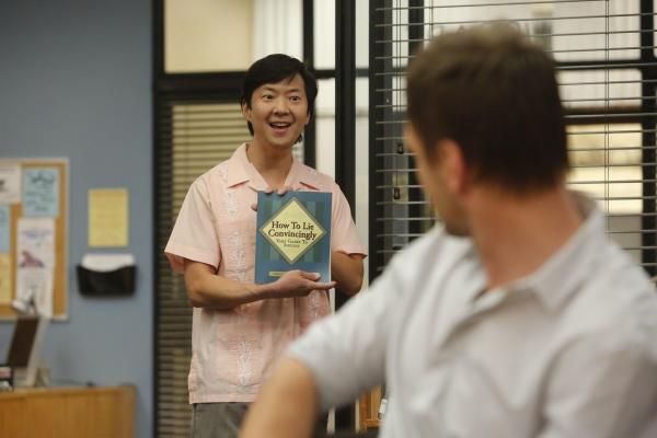 Bild 1 von 19: Das seltsame Verhalten von Chang (Ken Jeong, l.) scheint kein Ende zu nehmen. Jeff (Joel McHale, r.) vertraut dem angeblich Amnesie-Kranken immer noch nicht ganz ...