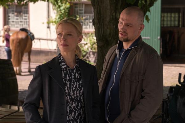 Bild 1 von 8: Julia Durant (Sandra Borgmann, l.); Felix Dombrowski (Eric Stehfest, r.)