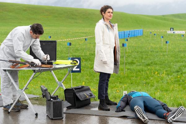 Bild 1 von 6: Im Bild: Rechtsmedizinerin Dr. Elena Dimos (Anastasia Papadopoulou) hat bereits erste Erkenntnisse zum Tod des Biathleten .