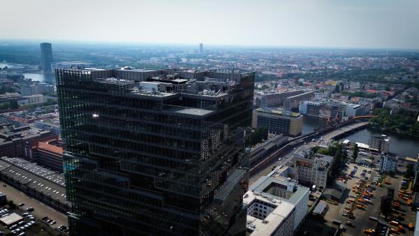 Bild 1 von 3: Der East Side Tower überragt die Spree-Metropole.