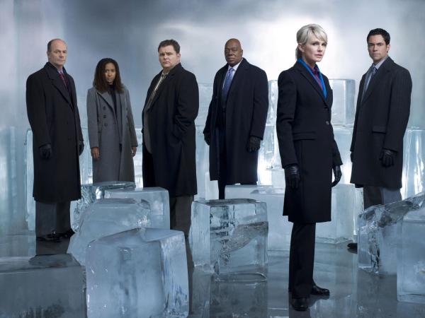 Bild 1 von 12: (7. Staffel) - Cold Case - Kein Opfer ist je vergessen: Scott (Danny Pino, r.), Nick Vera (Jeremy Ratchford, 3.v.l.), Will (Thom Barry, 3.v.r.), Lilly Rush (Kathryn Morris, 2.v.r.), Kat Miller (Tracie Thomas, 2.v.l.) und John Stillman (John Finn, l.)