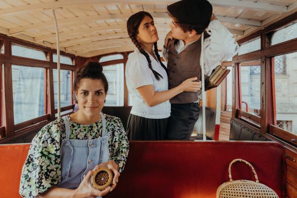 Bild 1 von 13: Frida Kahlo (Mina Sagdic) erlitt bei einem Busunfall schwerwiegende Verletzungen, die ihre Malerkarriere prägte.