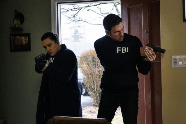 Bild 1 von 8: Hana Gibson (Keisha Castle-Hughes, l.); Remy Scott (Dylan McDermott, r.)