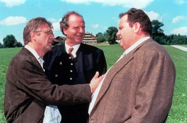 Bild 1 von 3: Im Bild (v.li.): Gerd Anthoff (Anton Rambold), Friedrich von Thun (Landrat Wallner), Ottfried Fischer (Benno Berghammer).