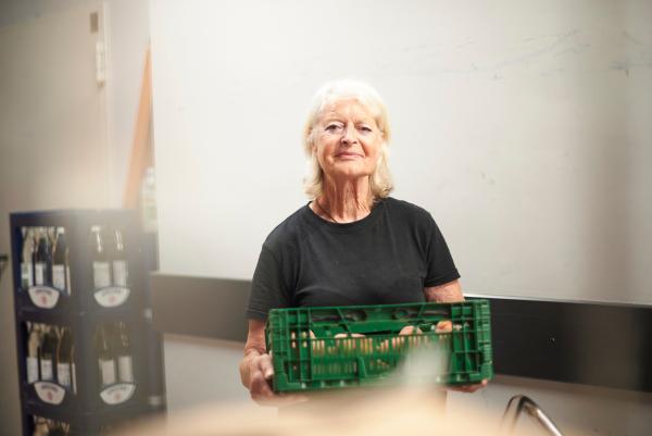 Bild 1 von 11: Angelika (75) arbeitet meistens in der Spätschicht in einem Berliner Supermarkt - 40 Stunden im Monat. Für ihre Arbeit bekommt sie den Mindestlohn.