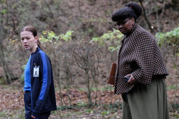 Bild 1 von 3: Luce (Jessica Alexander, l.) macht beim Joggen eine verstörende Entdeckung. Doch als sie Miss Sophia (Sarah Niles, r.) dorthin bringt, ist plötzlich nichts mehr so, wie es schien.