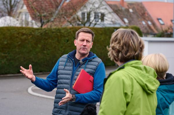 Bild 1 von 2: SWR Moderator Jens Hübschen will wissen, was die Mitmenschen so über ihre Stadt und ihr Land wissen. Dafür hat er Quiz-Fragen mit Aha-Effekt im Gepäck.