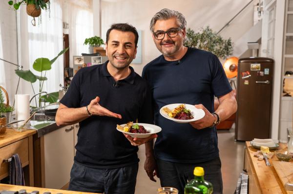 Bild 1 von 2: Ali GüngörmüÅ? (links) und Hans Jörg Bachmeier: Rote Bete-Dal mit Ananas-Hühnchen-Spieß und gebackenem Pfannenbrot \