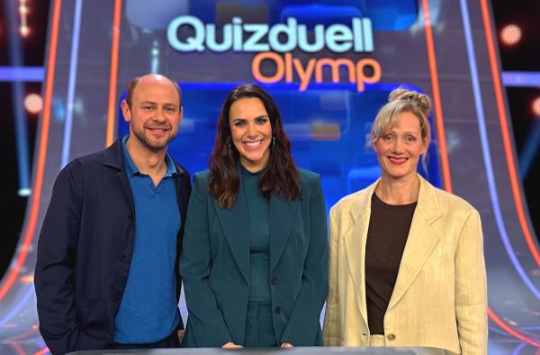 Bild 1 von 2: Moderatorin Esther Sedlaczek (M.) mit den Kandidaten des Teams \