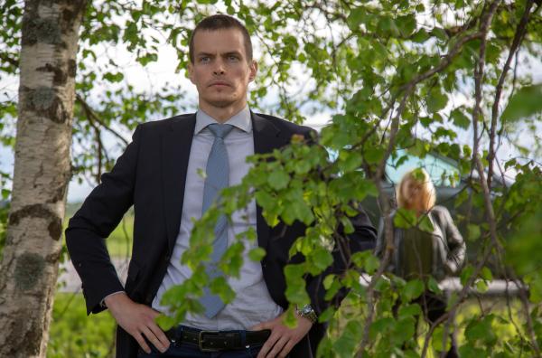 Bild 1 von 2: Kriminalkommissar Lauri Räihä (Johannes Holopainen) wird mit seiner Kollegin Sanna Tervo (Maria Sid) überraschend in seine nordfinnische Heimat Varjakka beordert.