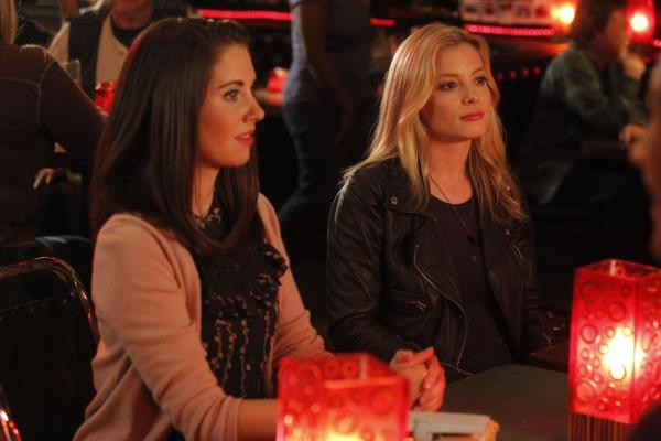 Bild 1 von 25: Dürfen bei Troys Geburtstag natürlich nicht fehlen: Britta (Gillian Jacobs, r.) und Annie (Alison Brie, l.) - allerdings erschwindelt sich die 19-jährige Annie den Zutritt in die Bar mit einem geliehenen Ausweis ...