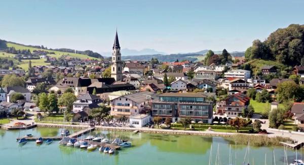 Bild 1 von 30: Das Salzburger Seenland ist nicht nur ein beliebtes Touristenziel, sondern auch die angestammte Heimat einer nach wie vor sehr aktiven bäuerlichen Bevölkerung. Im Bild: Seewirt Mattsee.