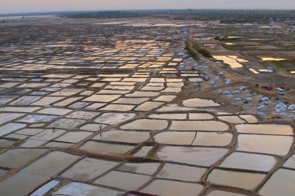 Bild 1 von 2: Die Songor-Lagune, einst Feuchtgebiet, ist heute eine riesige Saline. Seit fast 500 Jahren schürfen die Ada hier Salz.