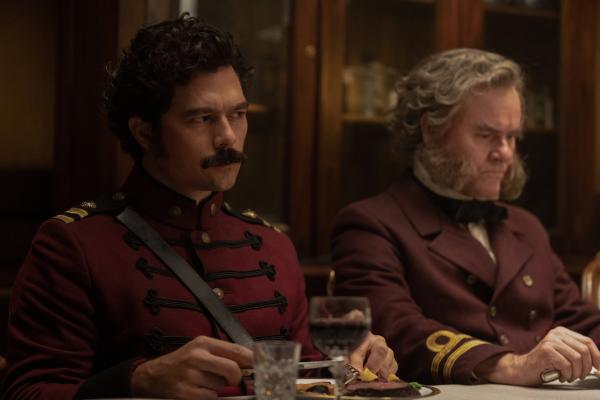 Bild 1 von 5: Captain Millais (Luke Arnold, l.) und Lieutenant Punch (Darren Gilshenan, r.) gehören zur Besatzung des Company-Schlachtschiffs Dreadnought.