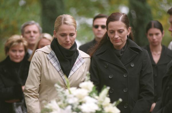 Bild 1 von 1: Erschüttert stehen Bianca (Tanja Wedhorn, l.) und Kathy (Nicola Ransom, r.) am Grab von Ursula Berger und nehmen Abschied von der geliebten Großmutter.