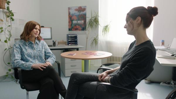 Bild 1 von 3: Journalistin Helene Reiner (l.) spricht mit Sozialarbeiterin Edda Grieshaber (r.), deren Beratungsstelle Prostituierte unterstützt. Gemeinsam gehen sie der Frage nach, warum Prostituierte so häufig Opfer von Gewalt werden.