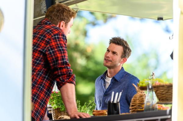 Bild 1 von 5: Von links: Ron Berger (Moritz von Zeddelmann), Dr. Paul Eckart (Florian Frowein)