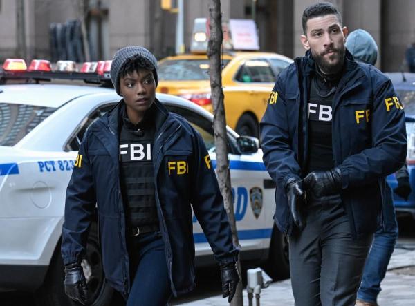Bild 1 von 8: Special Agent Tiffany Wallace (Katherine Renee Turner, l.); Special Agent Omar Adom 'OA' Zidan (Zeeko Zaki, r.)