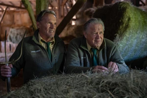 Bild 1 von 4: Den Geist gibt es wirklich. Franz Hubert (Christian Tramitz) Reimund Girwidz (Michael Brandner)