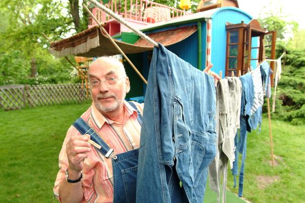 Bild 1 von 3: Peter Lustig (Peter Lustig) hat in Bärstadt einen wunderbaren Standort für seinen Bauwagen gefunden.