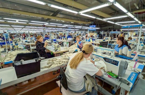 Bild 1 von 14: In einer Fabrik in Albanien arbeiten die Menschen im Akkord für große europäische Sportartikelhersteller.