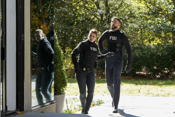 Bild 1 von 4: Special Agent Maggie Bell (Missy Peregrym, l.); Special Agent Omar Adom 'OA' Zidan (Zeeko Zaki, r.)