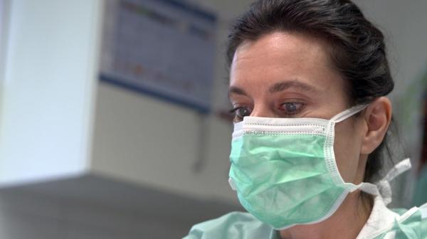 Bild 1 von 3: Dr. Yasmin Diepenbruck bei einer Zahnsanierung.