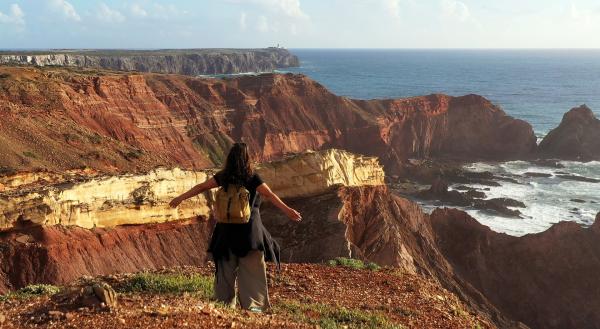 Bild 1 von 4: Der Fischerpfad ist eine 226,5 Kilometer lange Wanderweg. Er beginnt im Dorf Sao Torpes in der Provinz Alentejo und verläuft über die äußerste Spitze Europas - bei Sagres - bis nach Lagos an der Algarve. Eine traumhafte Felsküste mit zum Teil unentdeckten Stränden.