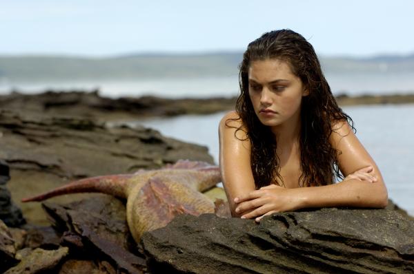 Bild 1 von 2: Cleo (Phoebe Tonkin) ist von der \