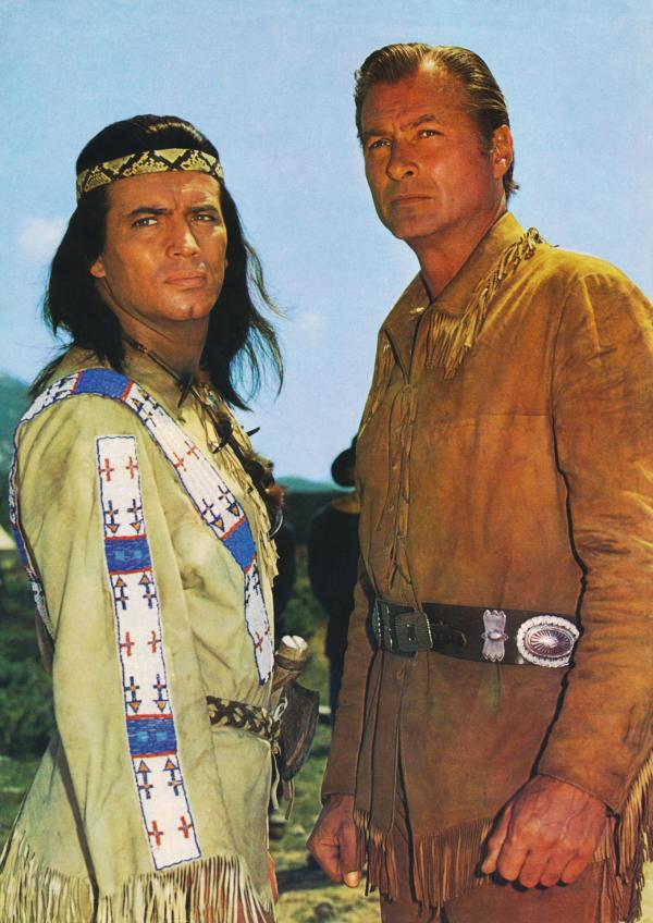 Bild 1 von 5: Nachdem sie Seite an Seite gekämpft haben, werden Winnetou (Pierre Brice, l.) und Old Shatterhand (Lex Barker, r.) Blutsbrüder.