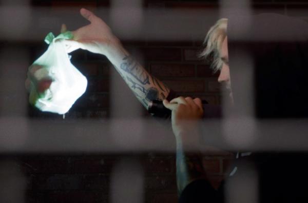 Bild 1 von 2: Food-Aktivist Merten Mederacke beim Containern