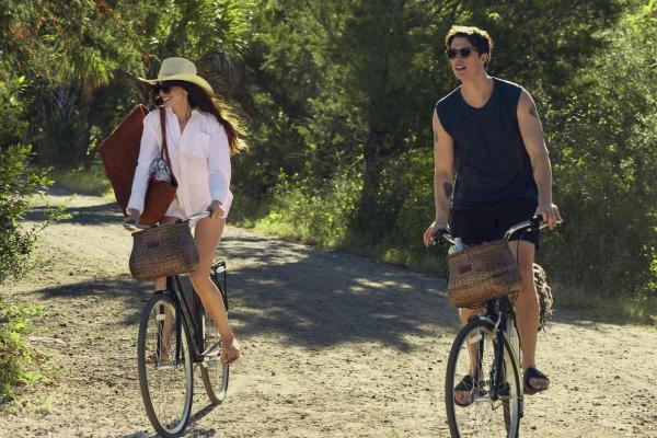 Bild 1 von 11: Solène (Anne Hathaway, l.); Hayes (Nicholas Galitzine, r.)