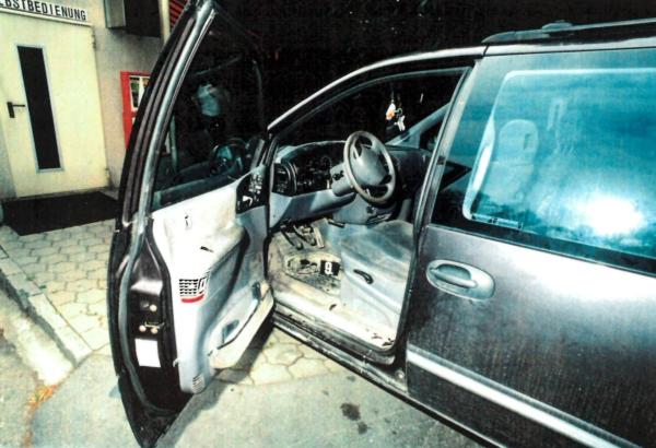 Bild 1 von 3: Mit einem brutalen Raub in einem Auto vor einem Imbiss hatte es die Bregenzer Polizei 2003 zu tun.