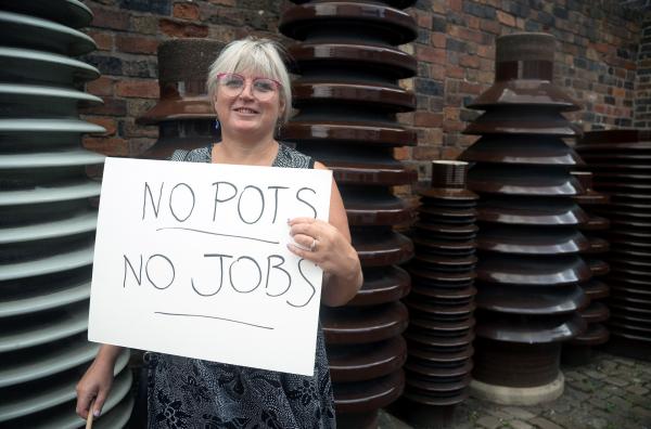 Bild 1 von 2: Claire Spate hat 27 Jahre bei ?Moorcroft Pottery? gearbeitet und hofft nach der Insolvenz auf einen neuen Investor.