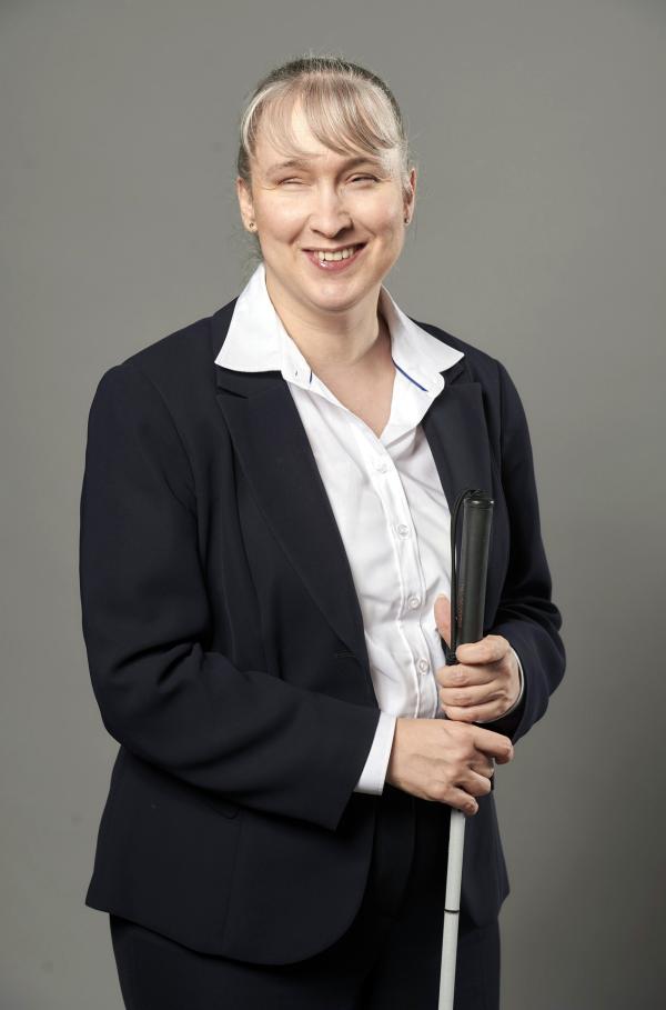 Bild 1 von 1: Pamela Pabst, von Geburt an blind, ist eine erfolgreiche Strafverteidigerin. Sie hat die Serie um die blinde Anwältin Romy Heiland inspiriert. Seit der ersten Staffel ist sie eng mit der Serie verbunden und berät die Produktion juristisch bei den Episoden-Fällen.