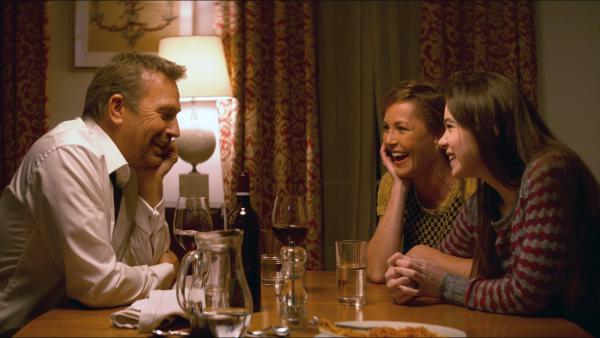 Bild 1 von 7: Ethan (Kevin Costner), Christine (Connie Nielsen) und Zooey (Hailee Steinfeld)
